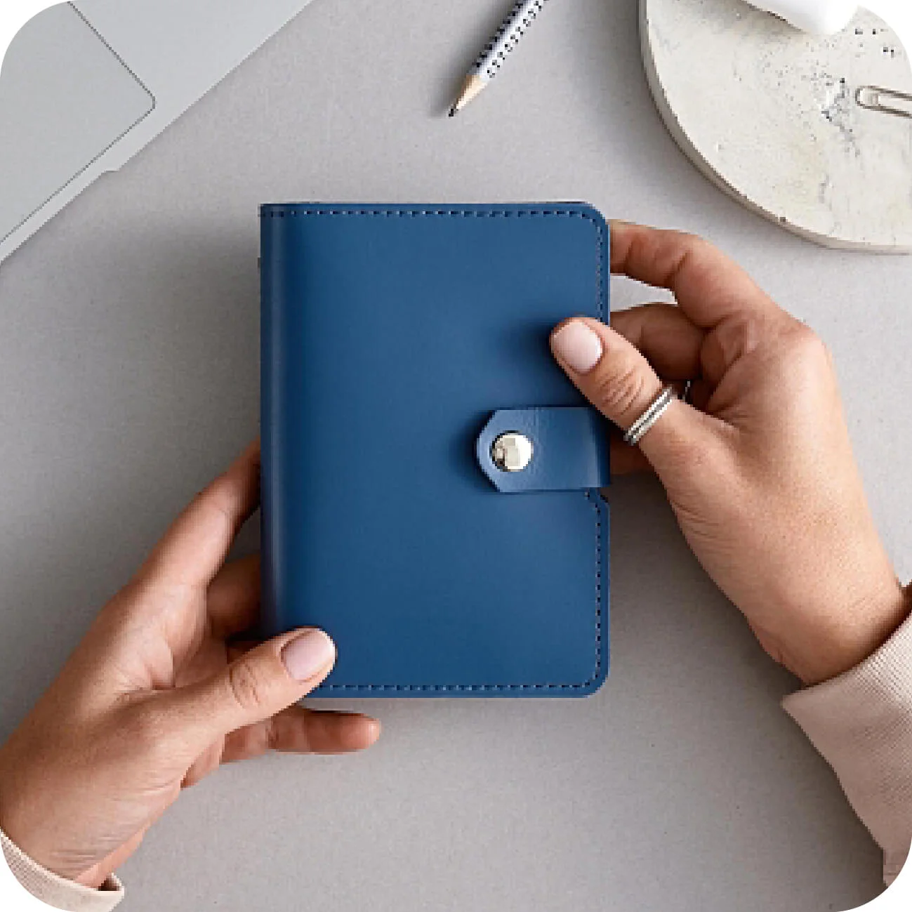 Кожаные аксессуары с логотипом