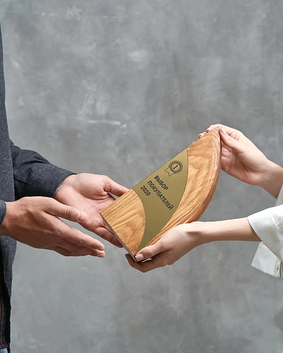 Награда деревянная NN-14 из массива ясеня