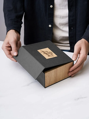 Подарочная коробка SIDE Grey со вставками из дерева - фото