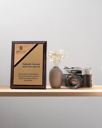 Плакетка деревянная NP-5 золотистым пластиком и шпоном