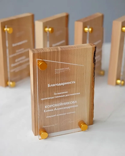 Плакетка деревянная NP-6 из массива ясеня с корой