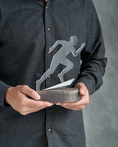 Спортивная награда NN-29 из оргстекла и дерева