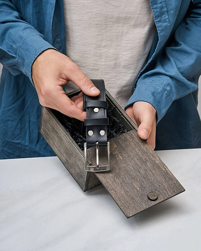 Ремень брючный мужской TYLER 120-125 см в деревянной коробочке - фото - 6