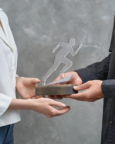 Спортивная награда NN-29 из оргстекла и дерева