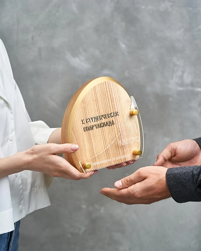 Деревянная награда NN-22 с золотой надписью